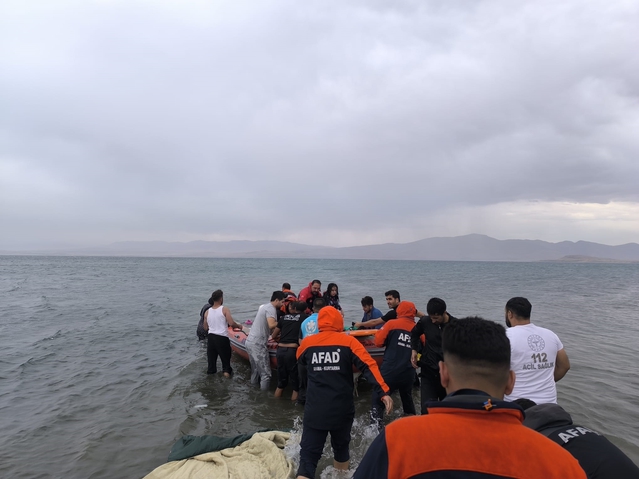 Van Gölü'nde Can Simidi ile Açığa Sürüklenen 3 Kişi Kurtarıldı