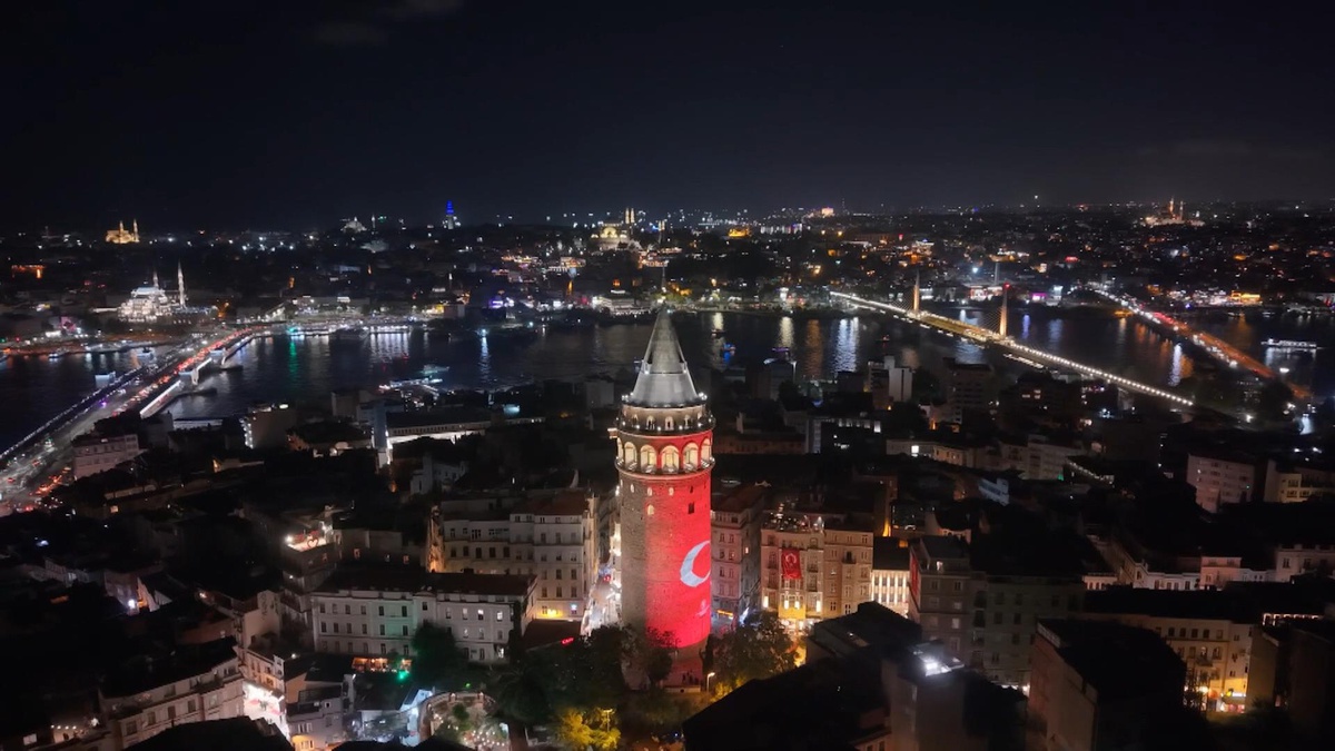 Galata Kulesi'nde Türk Bayrağı Kutlaması