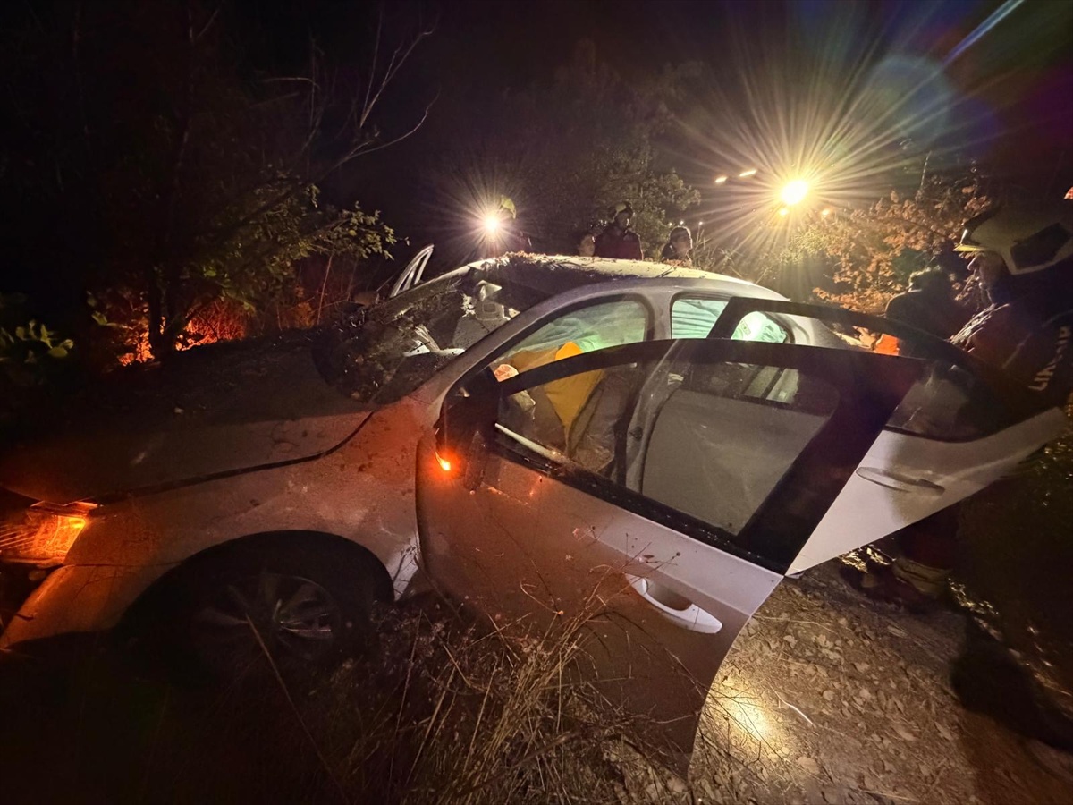 Ayvalık'ta otomobil şarampole devrildi: 3 yaralı