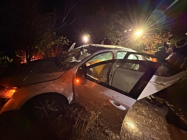 Ayvalık'ta otomobil şarampole devrildi: 3 yaralı