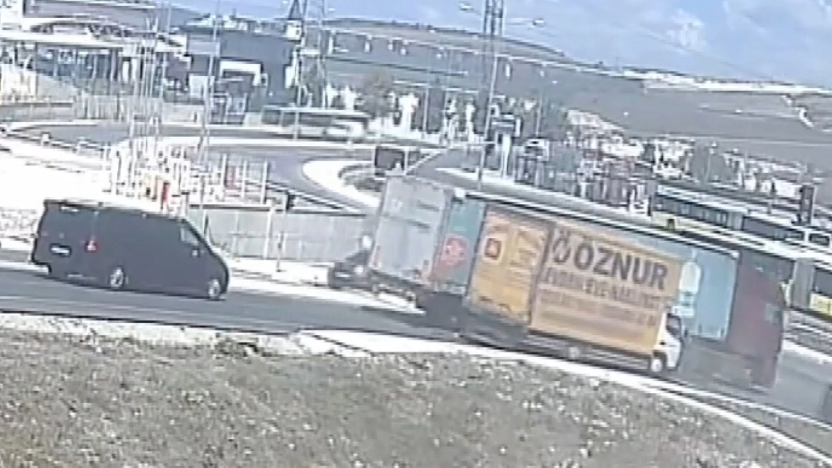 Başakşehir'de Kamyonet 4 Araca Çarptı: 1 Yaralı