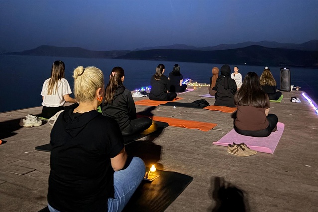Tatvan'da Dolunay Eşliğinde Yoga Etkinliği