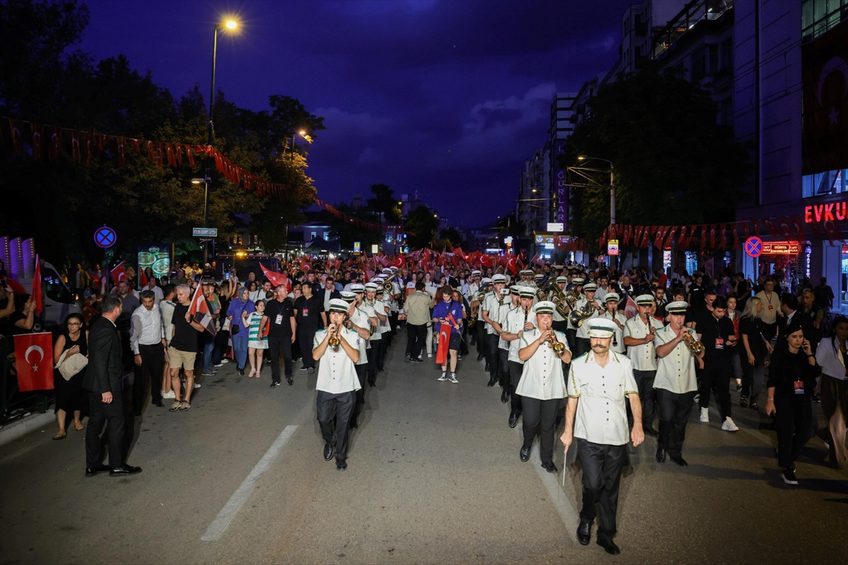 Bursa\'da 30 Ağustos Coşkusu: Zafer Yürüyüşü ve Konser