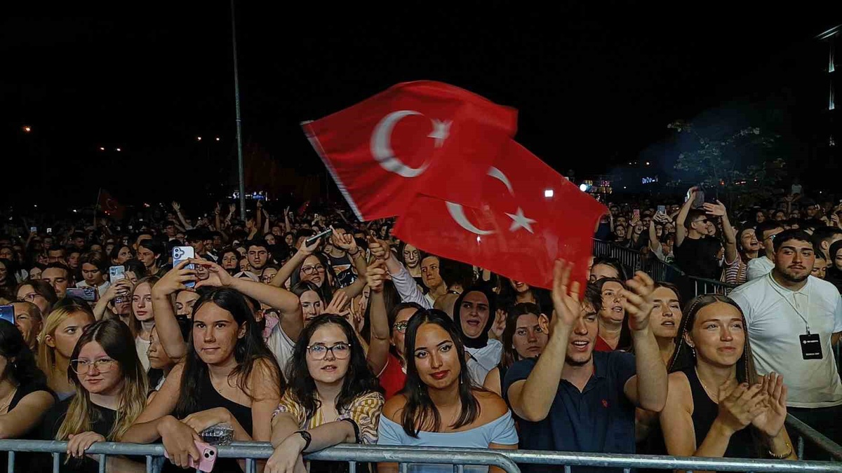 Göksel, Zafer Bayramı'nda Unutulmaz Bir Konser Verdi