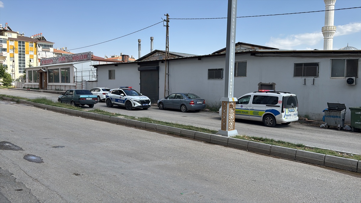 Elazığ'da Otomobil Bisiklete Çarptı