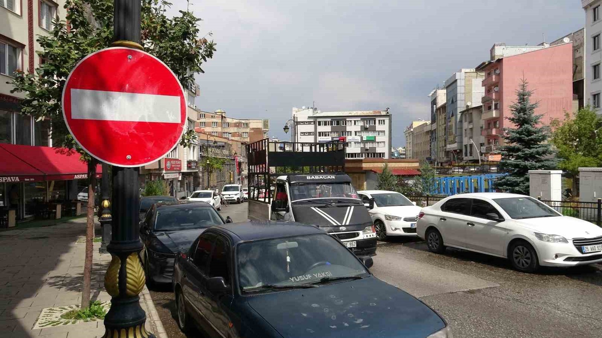 Esnafın kendi astığı tabela ses getirdi, belediye harekete geçti