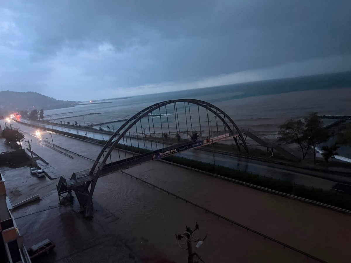 Giresun'da Sağanak Yağış Yolda Su Baskınına Neden Oldu