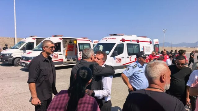 Girne'de alabora olan geminin yan yatma anı kamerada
