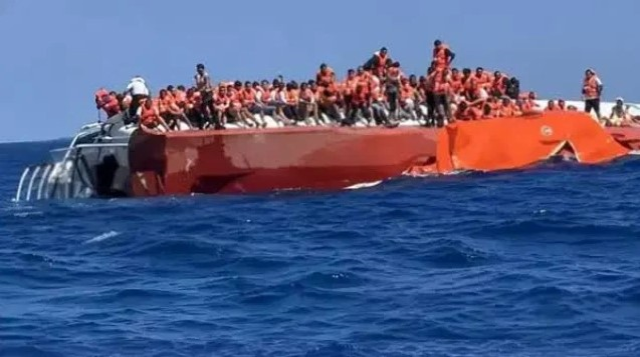 Girne'de alabora olan geminin yan yatma anı kamerada