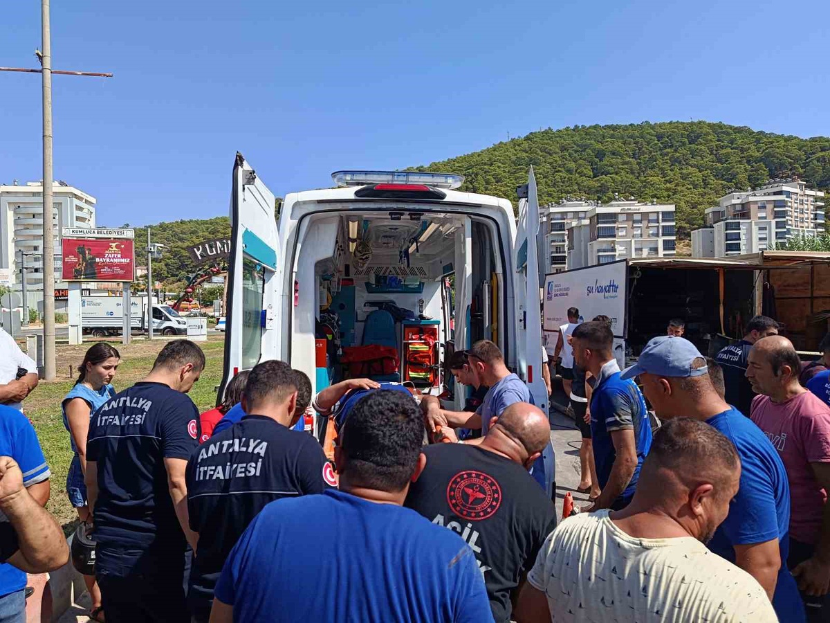 Kumluca'da Göçük: İşçi 1.5 Saat Sonra Kurtarıldı