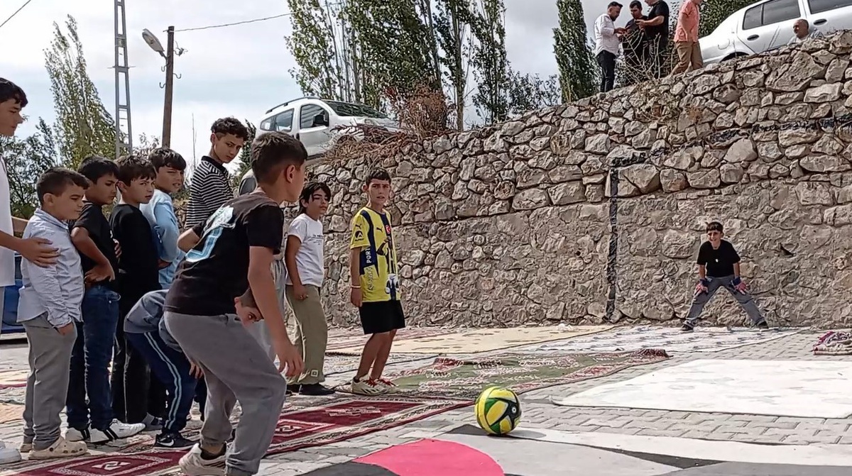 Çocukların Halı Sahası