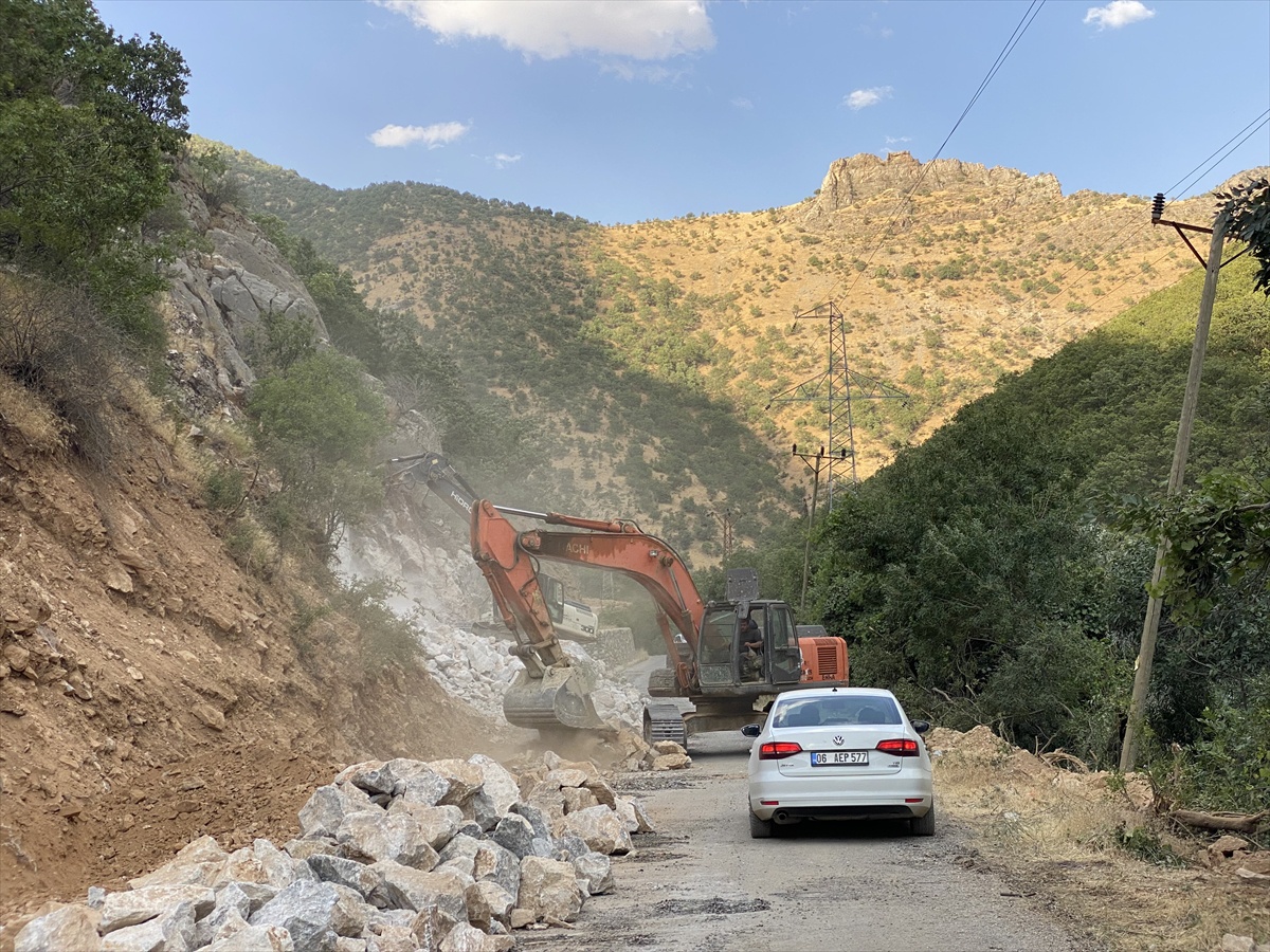 Hizan'da Köy Yolları İyileştiriliyor