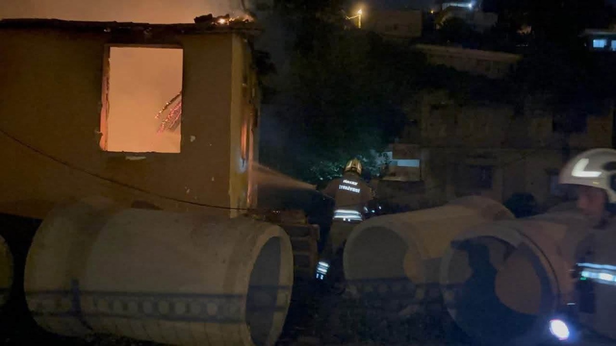 İskenderun'da Metruk Bina Yangını Kontrol Altında