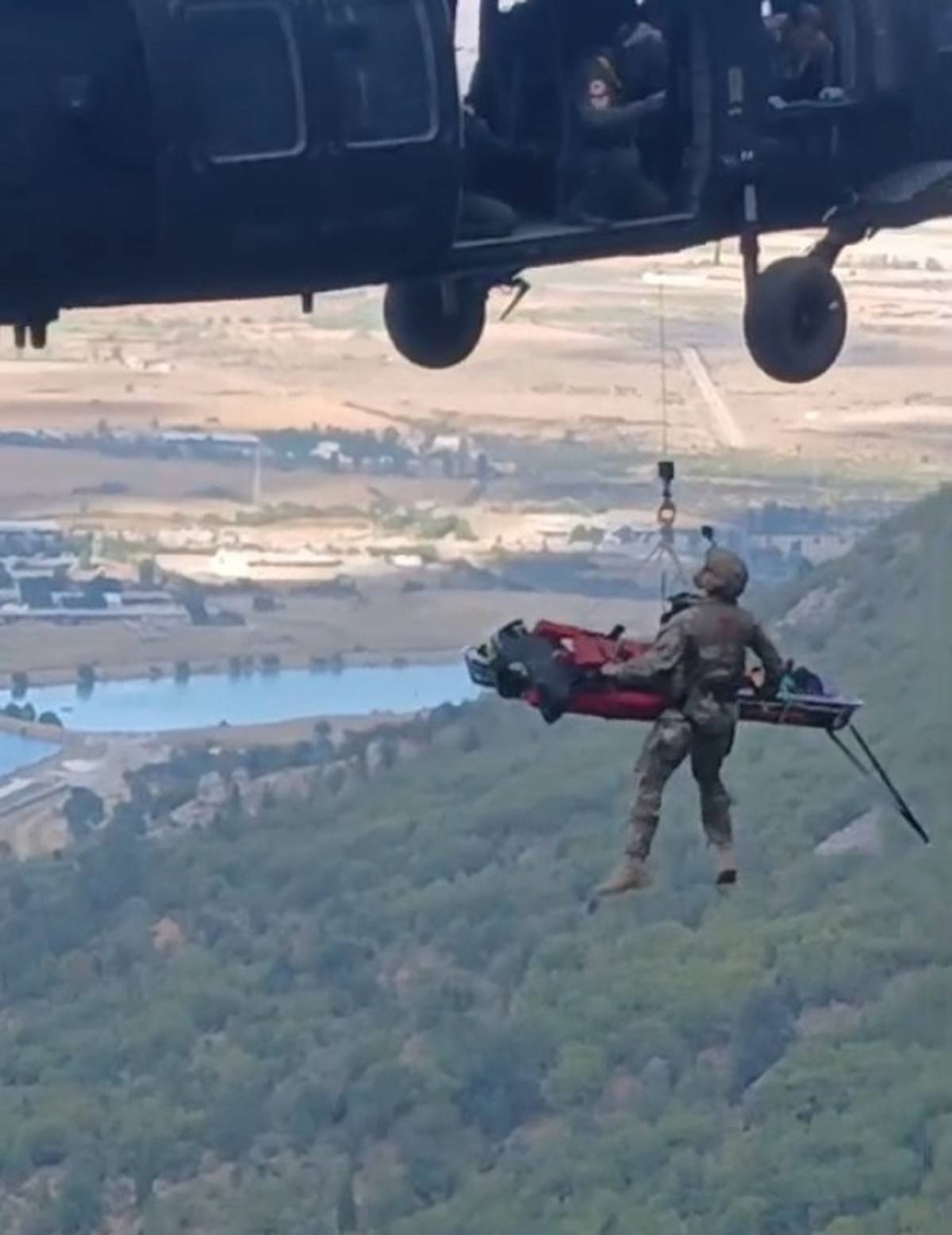 Kayalıklardan Düşen Kadın Askeri Helikopterle Kurtarıldı