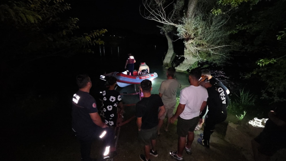 Manavgat Şelalesi\'nde Mahsur Kalan Gençler Kurtarıldı