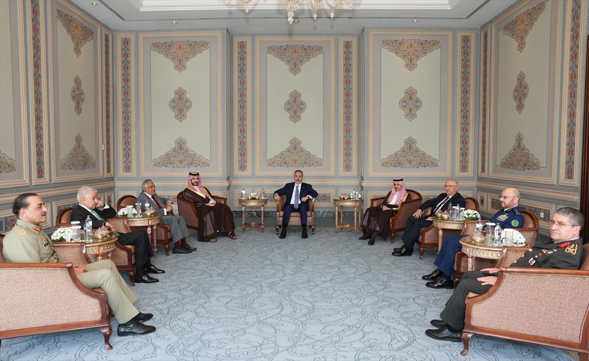 Türkiye, Pakistan ve Suudi Arabistan'dan İstanbul'da Stratejik Savunma Zirvesi