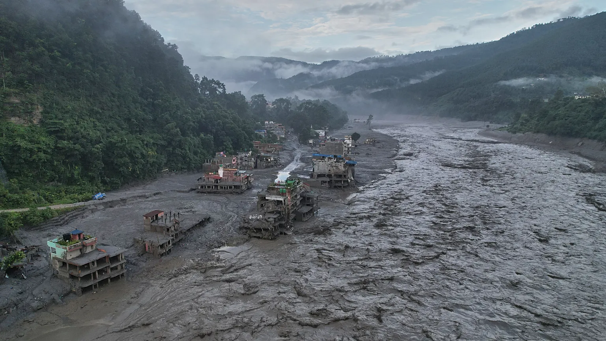 Nepal'de Sel Felaketi: 900 Kişi Hayatını Kaybetti