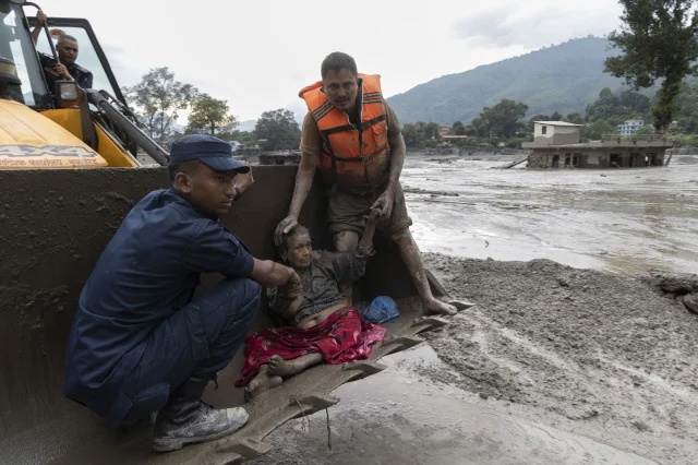 Nepal'deki sel felaketinde ölü sayısı 903'e yükseldi!