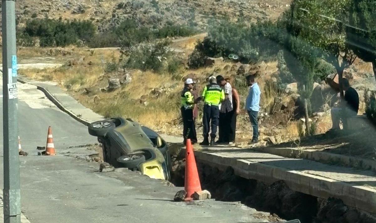 İslahiye'de Otomobil Çukura Uçtu