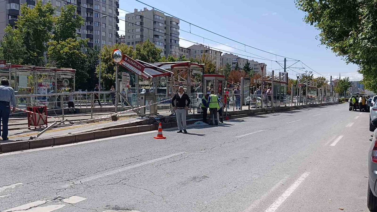 Tramvay Durağına Araç Girdi: 1 Yaralı