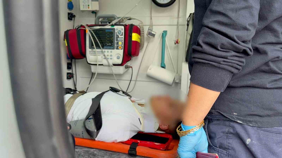 Aksaray'da Kaza: Yıldırım Direğine Çarpan Araç Sürücüsü Yaralı