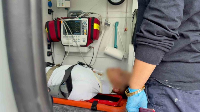 Aksaray'da Kaza: Yıldırım Direğine Çarpan Araç Sürücüsü Yaralı