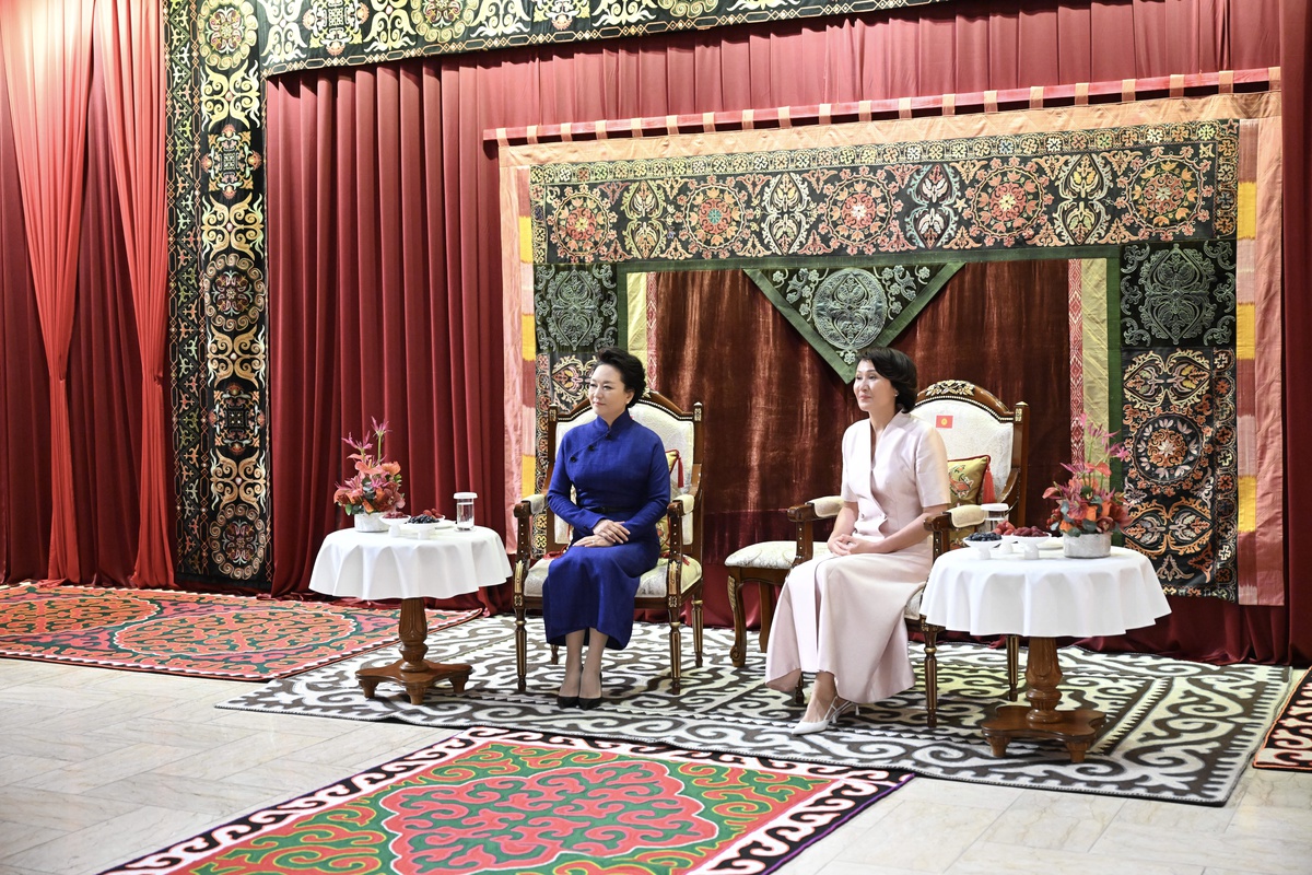 Peng Liyuan Kırgızistan'da