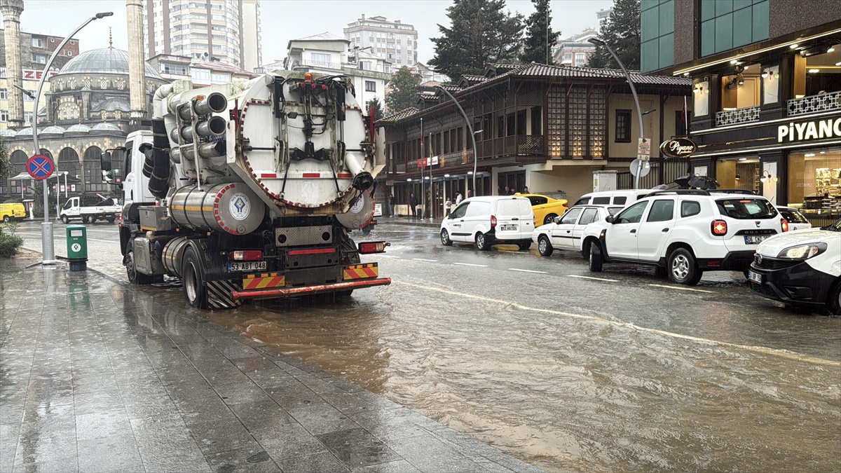 Rize'de Sağanak Yağış Ulaşımı Aksattı