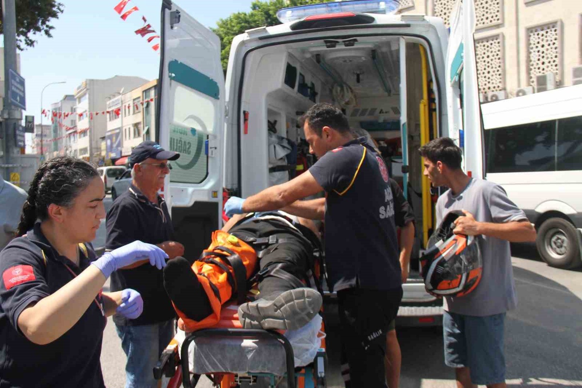 Antalya'da Motosiklet Kazası: Sürücü Yaralandı