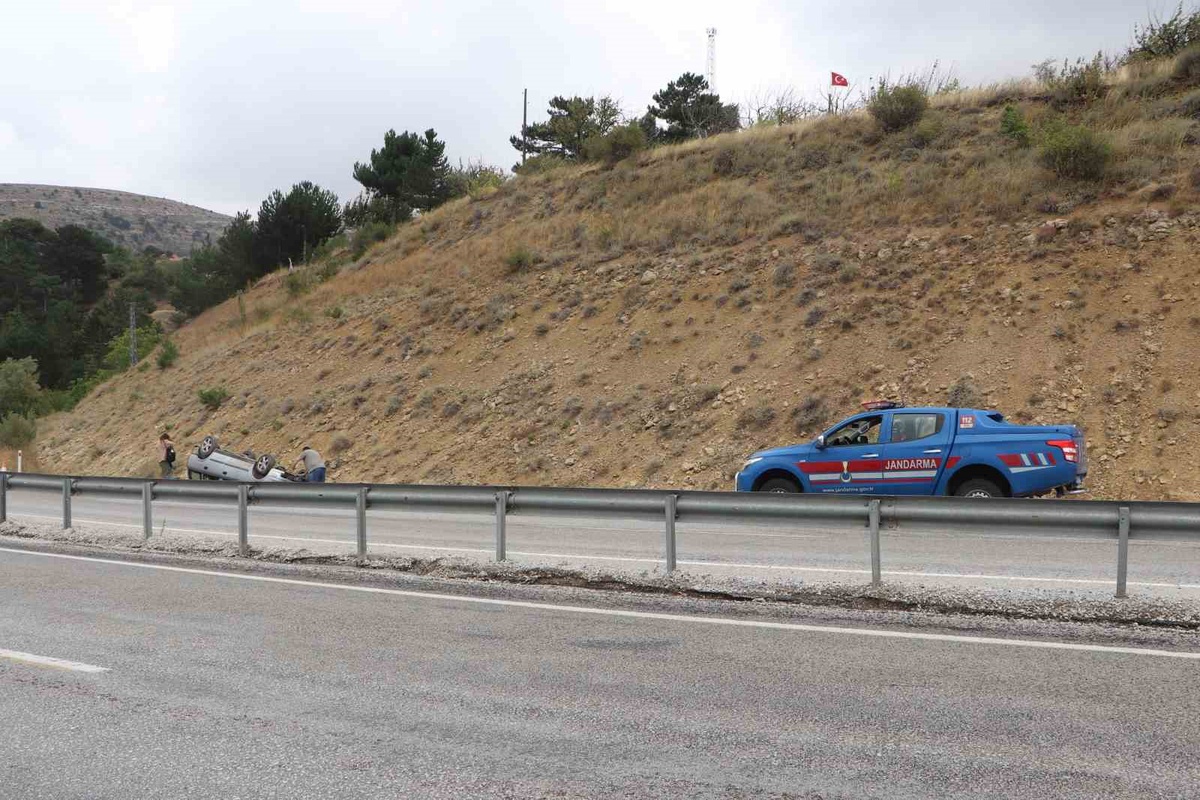 Karaman'da Takla Atan Araçta İki Kişi Kurtuldu