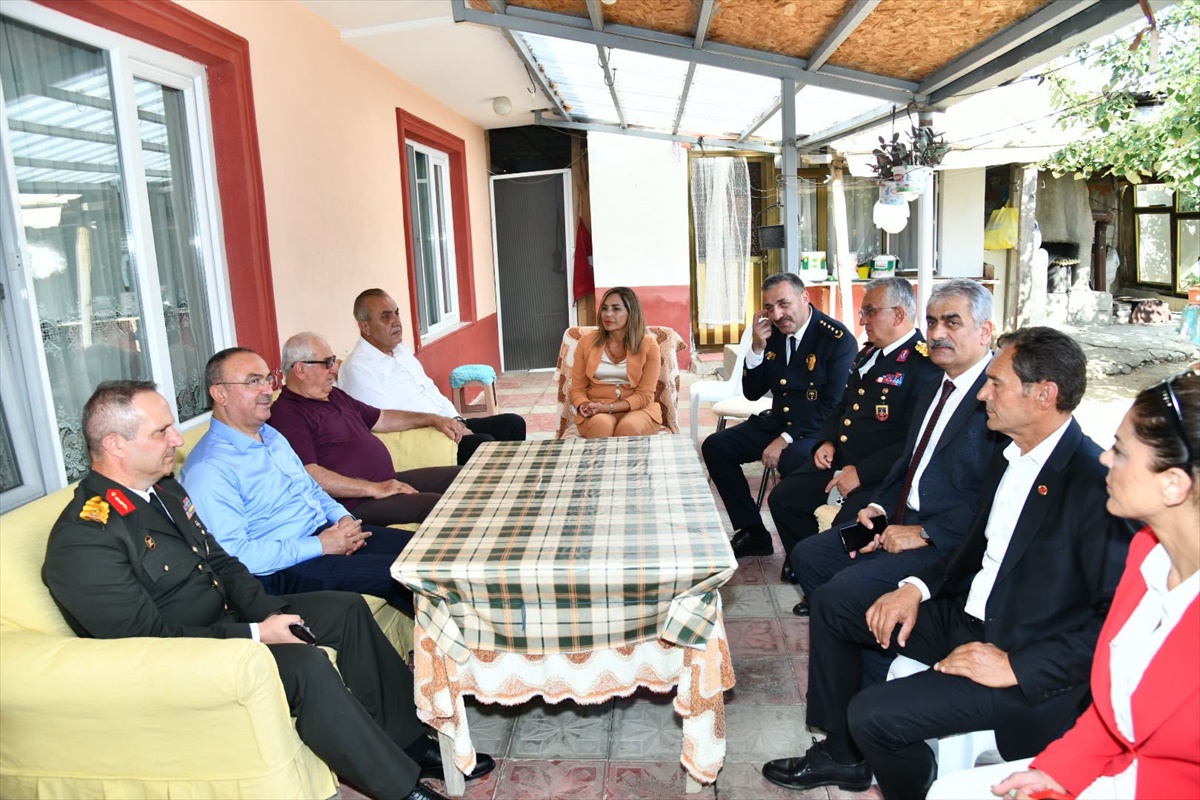 Vali Soytürk\'ten Zafer Bayramı\'nda Gazi ve Şehit Ailelerine Ziyaret
