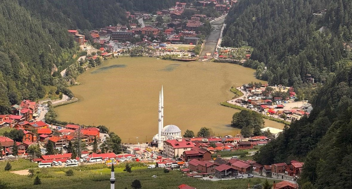 Uzungöl'de Yağışlar Su Rengini Değiştirdi