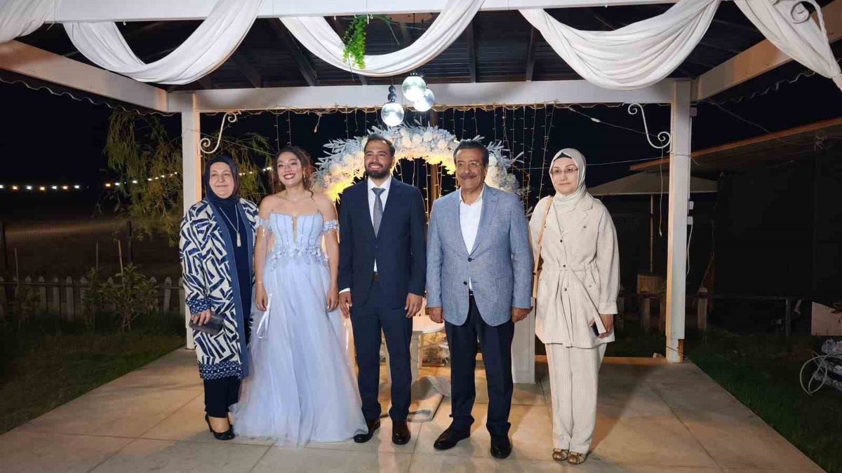 Burhaniyeli gençlerin nişan yüzüklerini kaymakam taktı