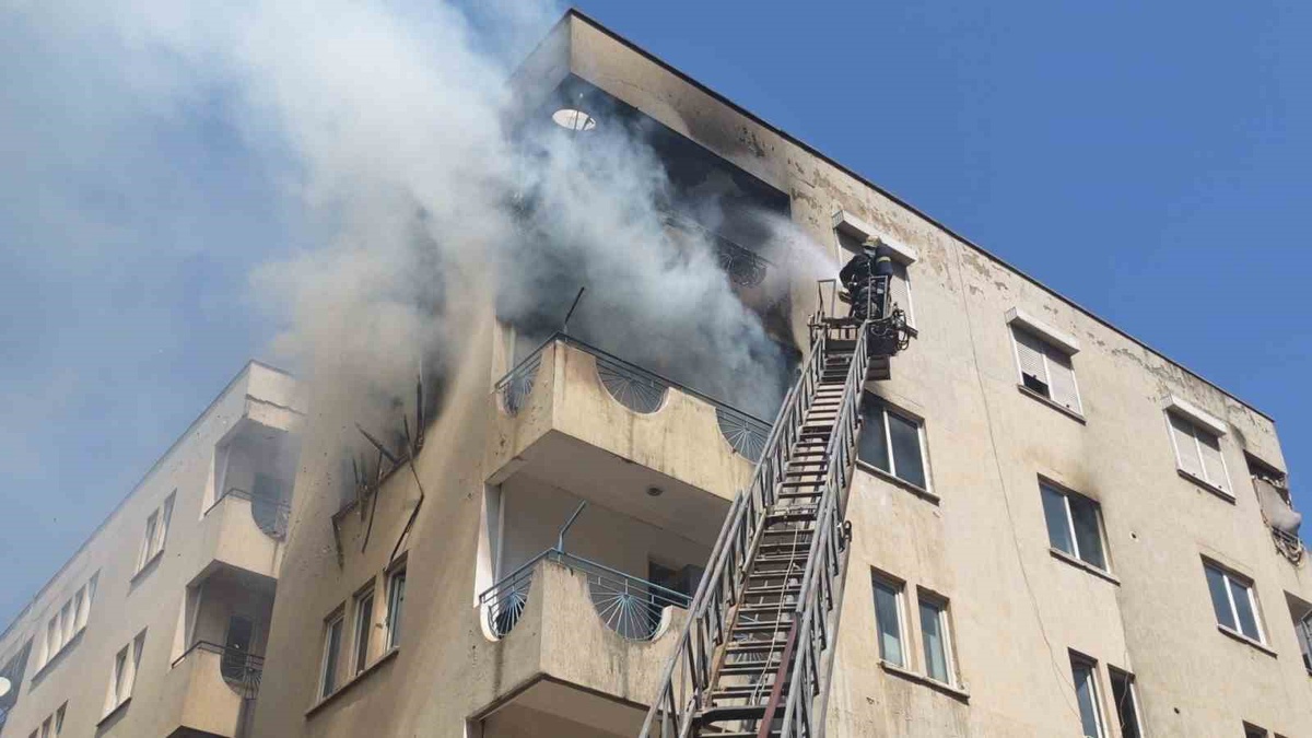 Muratpaşa'da Apartmanda Yangın