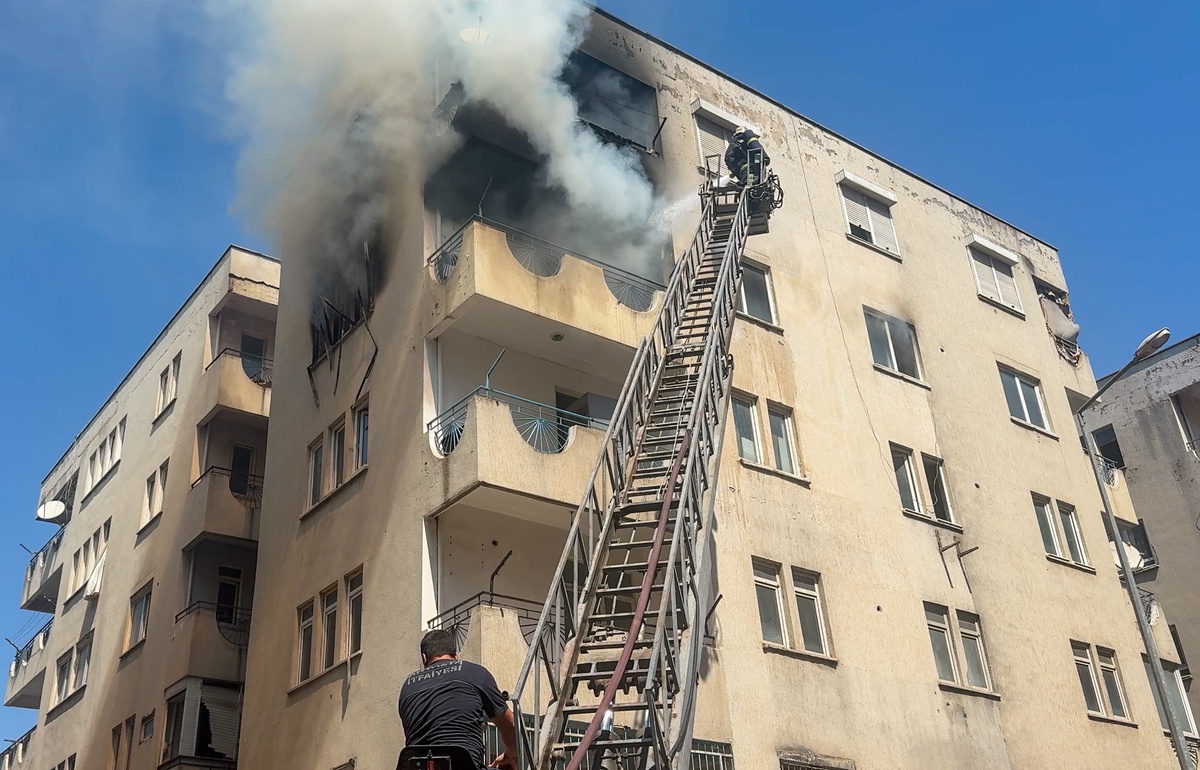 Antalya'da Yangında Mahsur Kalan Kedi Kurtarıldı