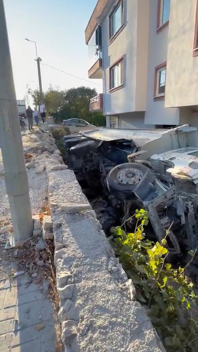 Bursa'nın Nilüfer ilçesinde hafriyat kamyonu kontrolden çıktı: 2 otomobile çarpıp bir evin bahçesine düştü