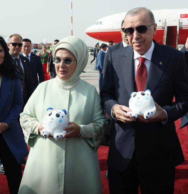Erdoğan çiftine Kırgızistan'da asalet ve gücün sembolü hediye edildi