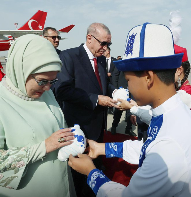 Erdoğan çiftine Kırgızistan'da asalet ve gücün sembolü hediye edildi
