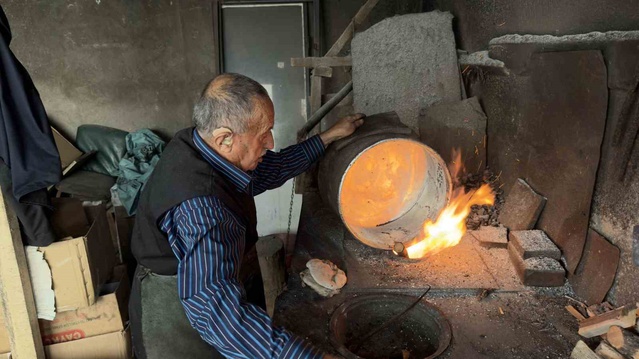 80 Yaşındaki Usta Kalaycılığı Yaşatıyor