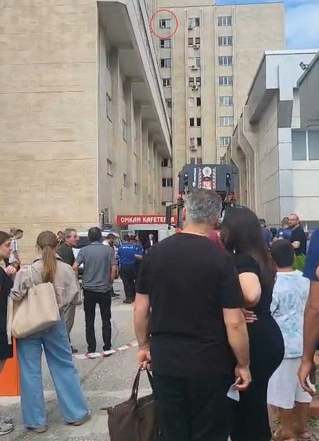 OMÜ Tıp Fakültesi Hastanesi'nde 9. katta cama çıkan şahıs, polisin ikna çalışmasıyla indirildi