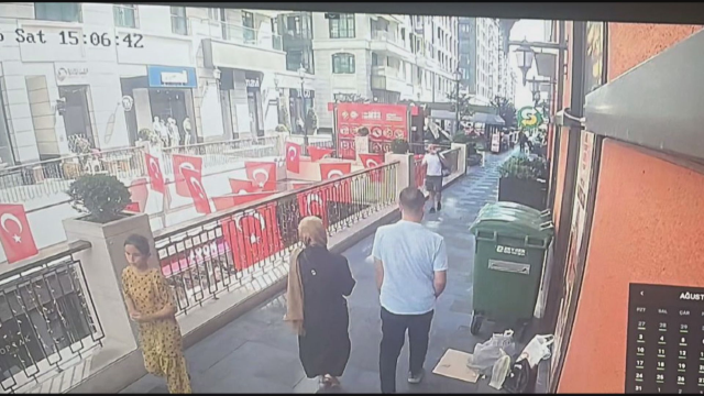 Ablasını aramak için çıkıp kaybolan 13 yaşındaki kız, konsoloslukta bulundu