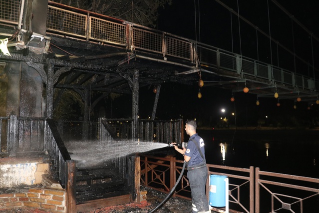 Adana'da Seyhan Nehri üzerindeki asma yaya köprüsünde trafo yangını: ahşap kameriye kül oldu, köprü hasar gördü