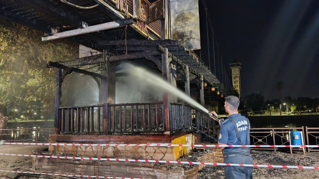 Seyhan Nehri üzerindeki köprü yandı, 20 metrelik bölüm zarar gördü