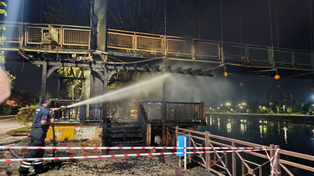 Seyhan Nehri üzerindeki köprü yandı, 20 metrelik bölüm zarar gördü