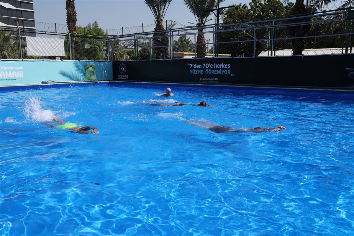 Mersin Akdeniz\'de 450 çocuk portatif havuzlarda 2 haftalık yüzme eğitimi aldı