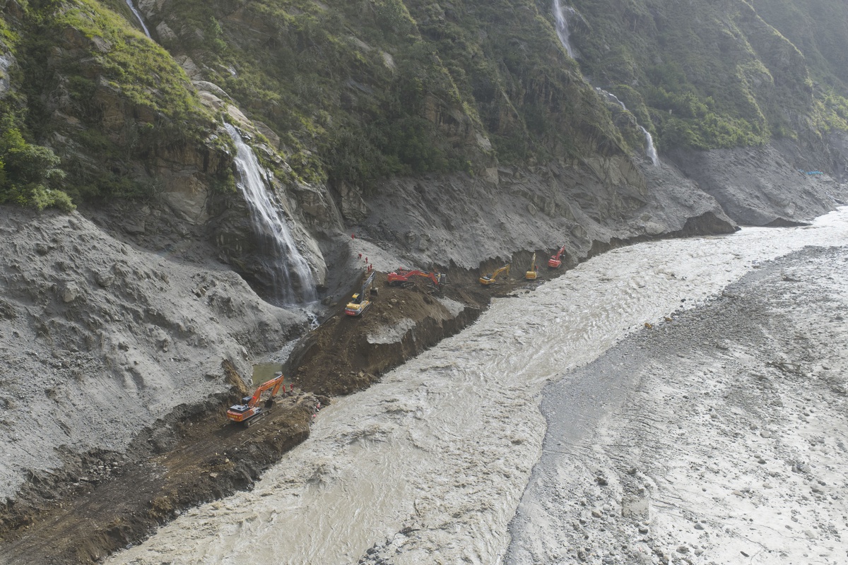 Gyirong Sınır Kapısı Yolu Heyelan Sonrası Yeniden Açıldı: G216 Karayolunda Ulaşım Sağlandı