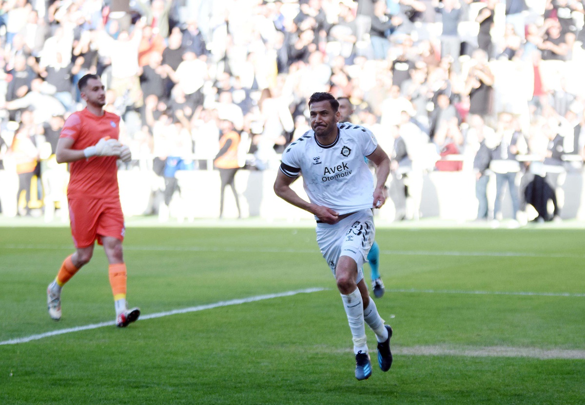 Altay, Deniz Kadah'ın lisansını çıkardı: 13 futbolcunun lisansı resmiyete kavuştu
