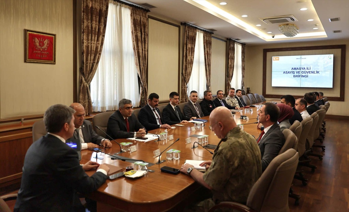Amasya'da Vali Önder Bakan başkanlığında güvenlik ve asayiş toplantısı yapıldı