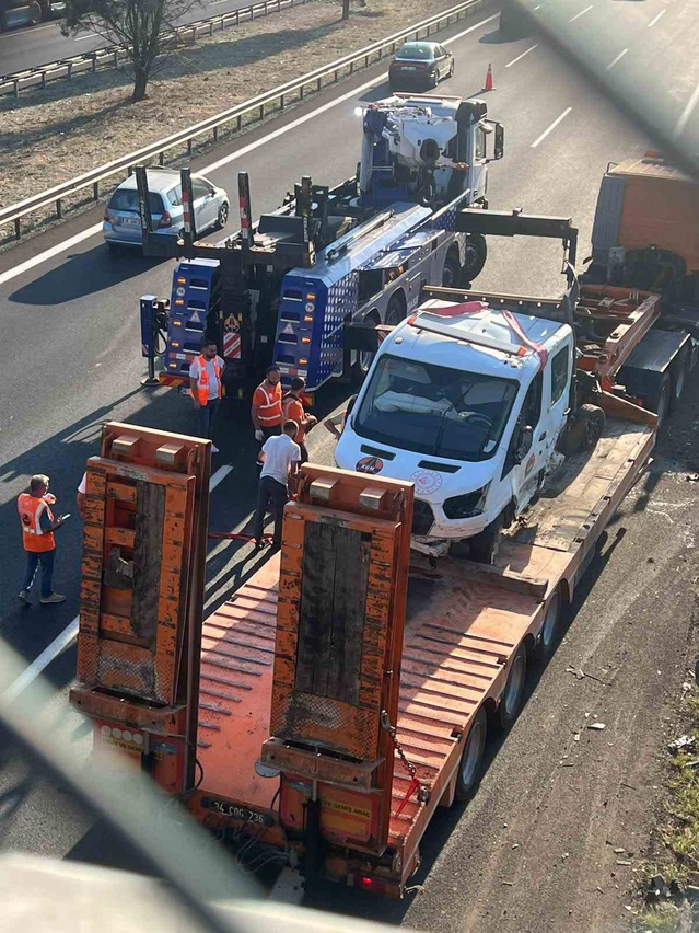Sakarya'nın Akyazı ilçesinde otoyolda çekici, ot biçme aracına çarptı: 3 yaralı