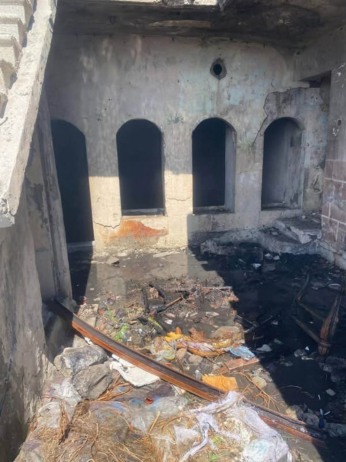 Antakya'da Metruk Binada Yangın Kontrol Altına Alındı